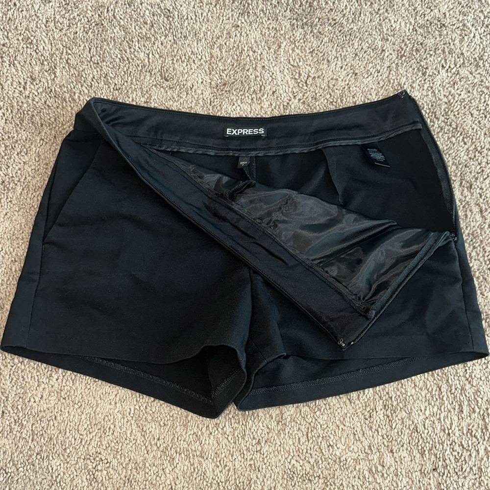 Express Shorts - Picture 5 of 5